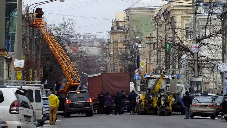 В центрі Дніпра екскаватор-руйнівник зносив автівки на своєму шляху - фото 3