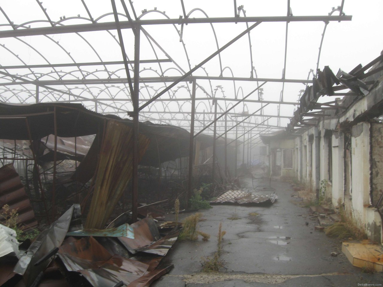 Окуповане Дебальцеве: "скелет" ринку та зруйнований універмаг (ФОТО) - фото 2