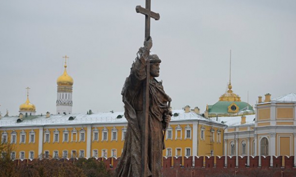 Як у Москві виставили на площі "анексованого" князя Володимира (ФОТО) - фото 1