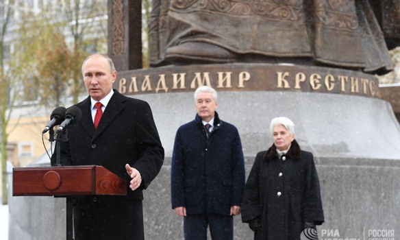 Як у Москві виставили на площі "анексованого" князя Володимира (ФОТО) - фото 2
