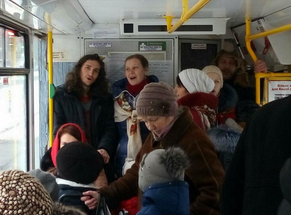 Жителі Дніпра колядували в трамваях - фото 2