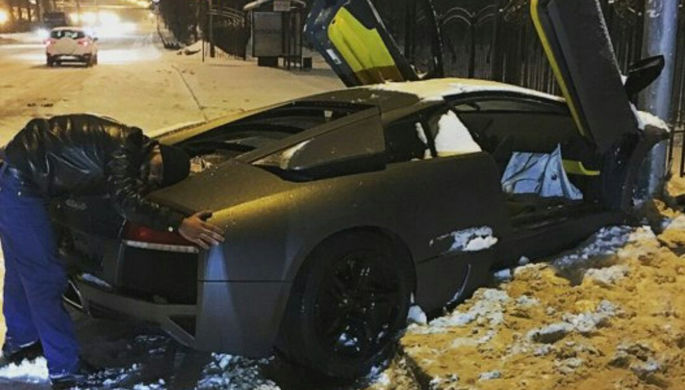 На Росії водій обійняв розбитий об стовп суперкар Lamborghiniі - фото 1
