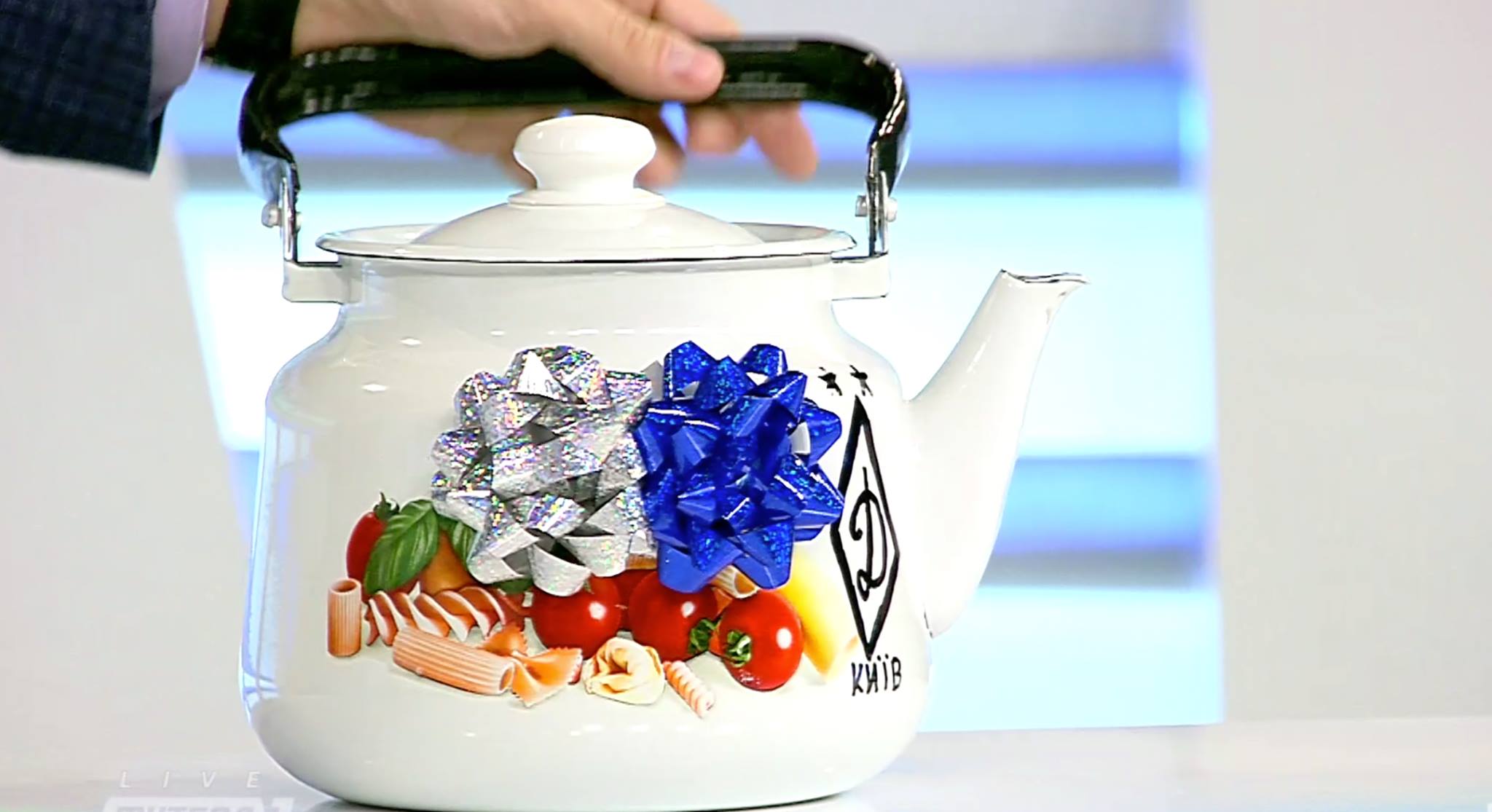 Мілевський подарував експерту теоеканалу Ахметова чайник з емблемою "Динамо" - фото 1