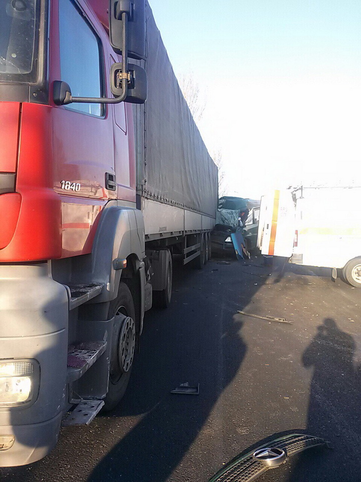 У Дніпрі маршрутка врізалась у вантажівку: постраждало 14 пасажирів - фото 1