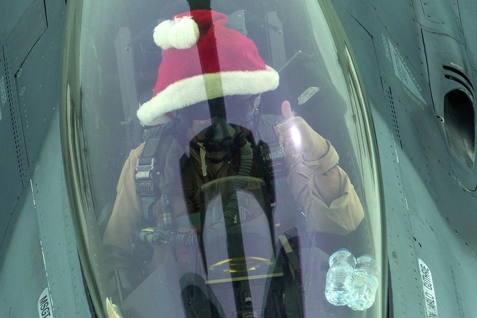 Пілоти американських ВПС літають над Іраком в шапках Санта-Клауса - фото 1