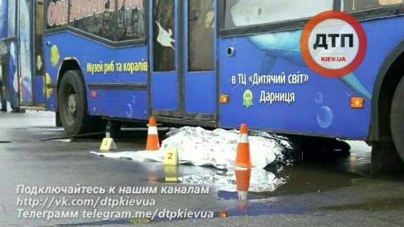 У Києві тролейбус насмерть збив водія тролейбусу - фото 1