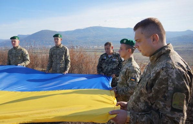 На Закарпатті у Руському Полі підняли прапор України - фото 2
