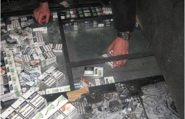 На Закарпатті пес Теді винюхав велику партію контрабандних сигарет - фото 1