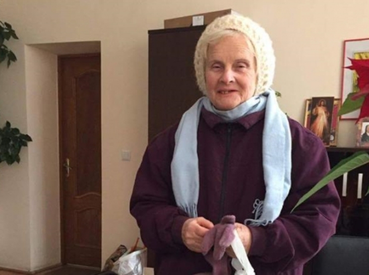 Мукачівська бабуся три роки поспіль в’яже і передає військовим теплі шкарпетки - фото 1