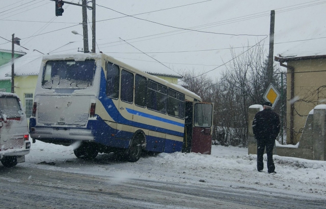 На Мукачівщині рейсовий автобус злетів у кювет - фото 3