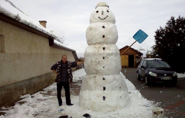 Закарпатці та угорці змагаються, хто зліпить найкреативнішого сніговика - фото 9
