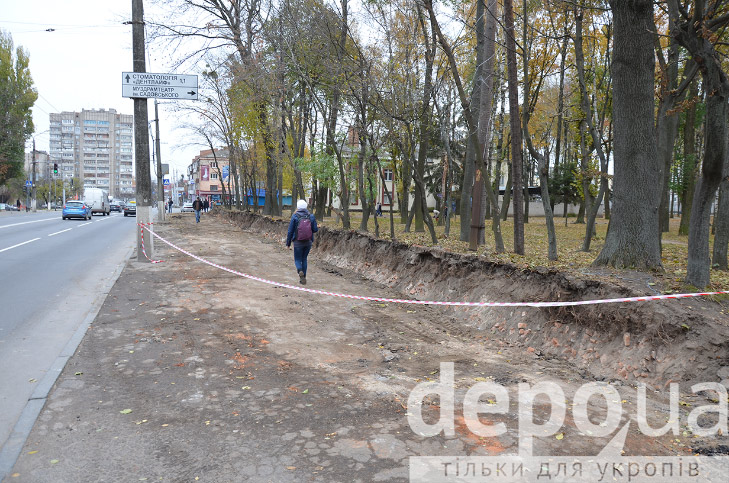 Навколо Центрального парку почали валити старий мур. Задля нового паркану  - фото 1