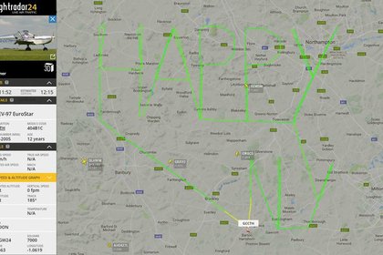 Британський пілот "намалював" в небі привітання з Новим роком - фото 1