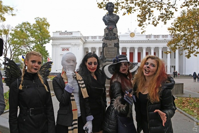 Одесити влаштували "Парад зла" біля мерії (ФОТО) - фото 4