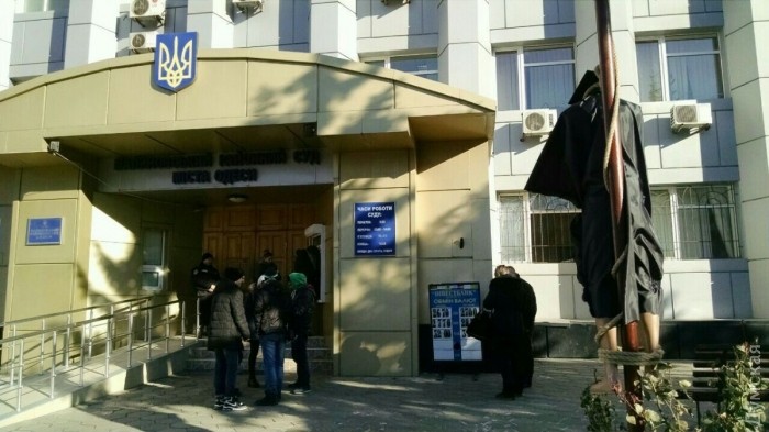 Біля одеського суду, де розглядають "справу 2 травня" повісили опудало судді (ФОТО) - фото 1