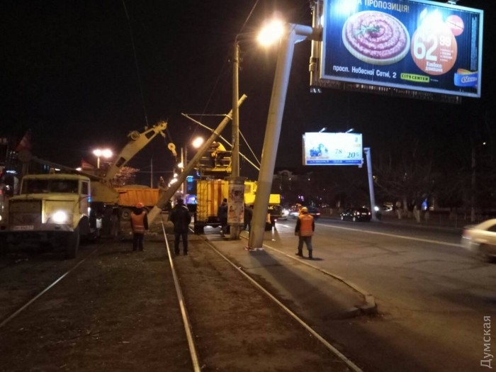 На трамвайних коліях в Одесі вантажівка врізалася в електроопору (ФОТО) - фото 2