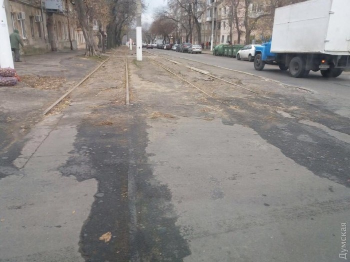 В Одесі трамвайні рейки дорожники закатали в асфальт (ФОТО) - фото 1