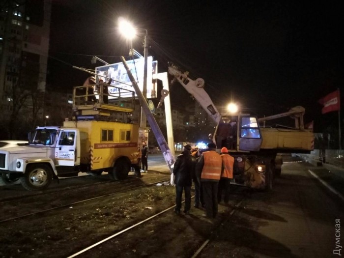 На трамвайних коліях в Одесі вантажівка врізалася в електроопору (ФОТО) - фото 1