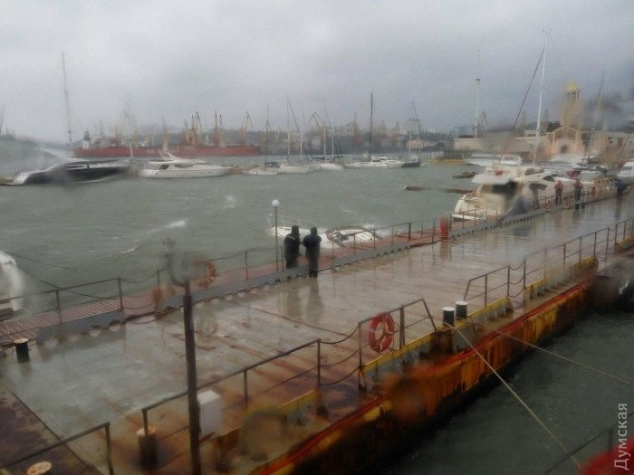 На морвокзалі Одеси затонула яхта (ФОТО) - фото 2