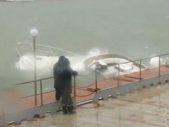 На морвокзалі Одеси затонула яхта (ФОТО) - фото 1