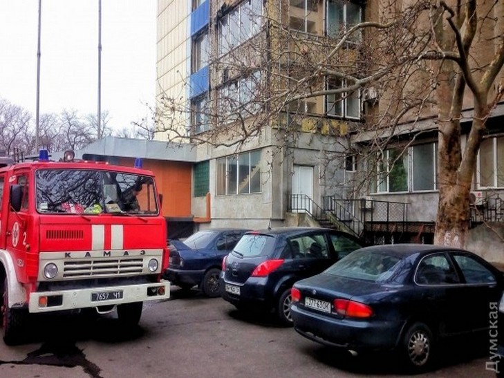 В Одесі в одній з адмінбудівель облради Одещини сталася пожежа  - фото 1