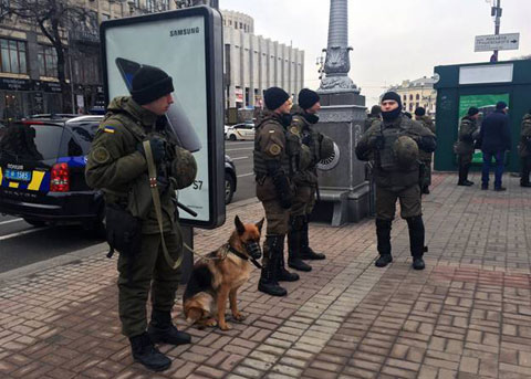 У центрі Києва чергує 6 тисяч правоохоронців, кінологи та вибухотехніки - фото 2