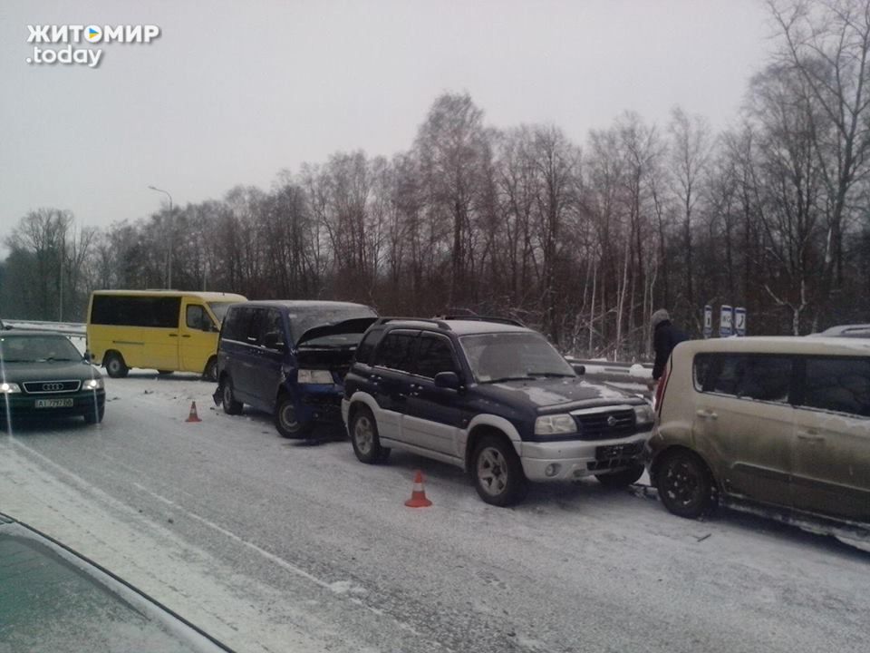На Житомирщині зіткнулися 14 машин - фото 3