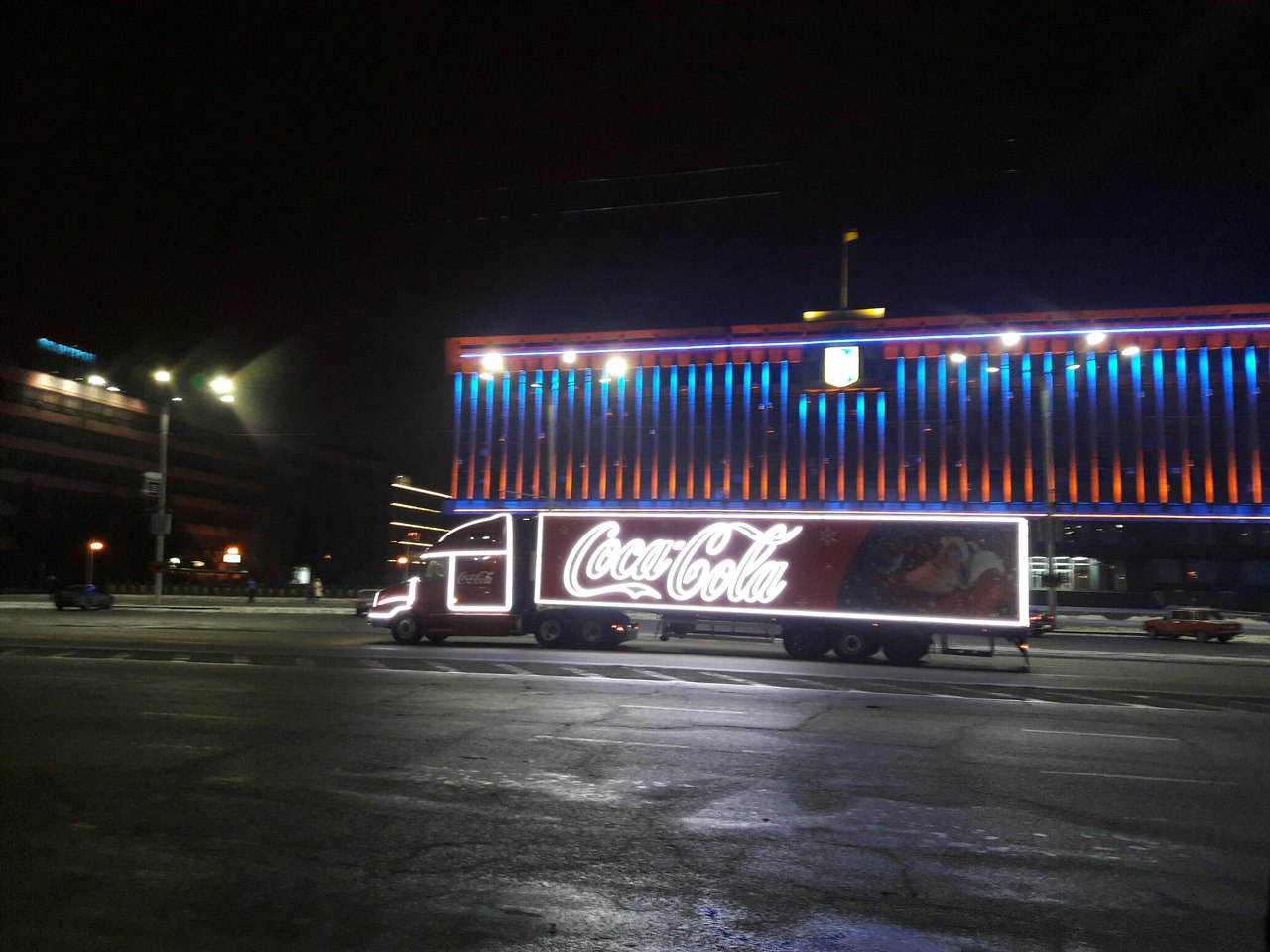 Запорізькими вулицями проїхала знаменита святкова фура з "Кока-колою" - фото 1