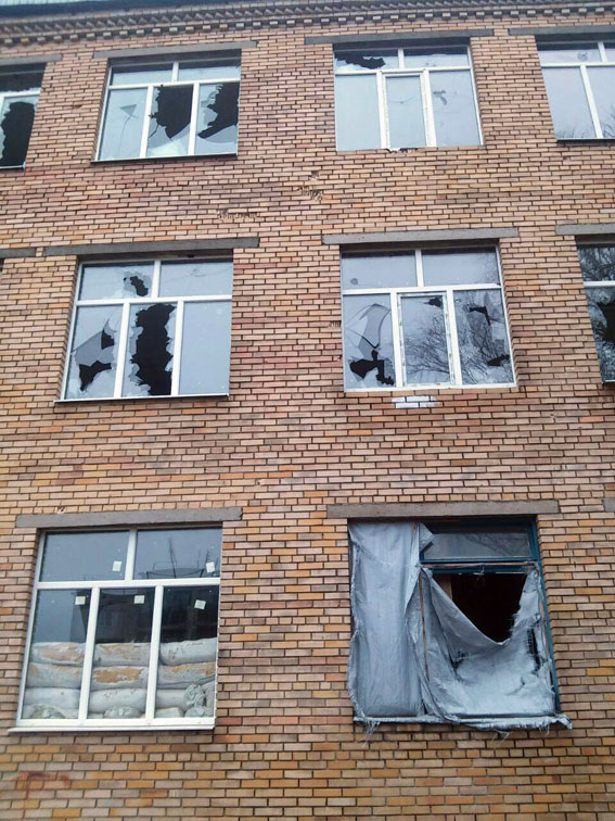У Мар'їнці бойовики знову обстріляли школу та житлові квартали (ФОТО) - фото 3