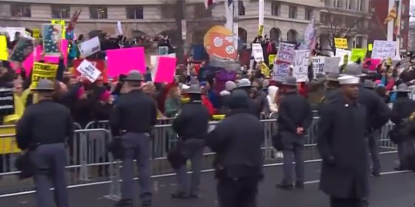 Як Трамп "їде" Вашингтоном під гул демонстрантів - фото 4