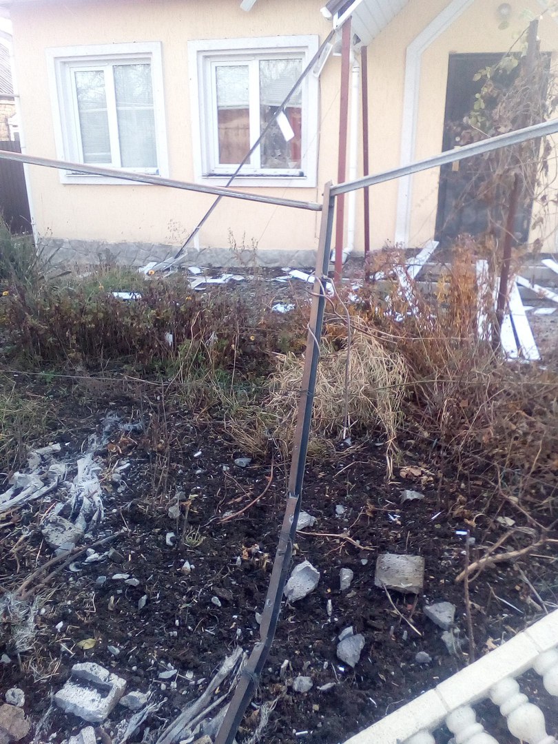 Як виглядають житлові квартали Красногорівки після обстрілу бойовиків (ФОТО) - фото 4