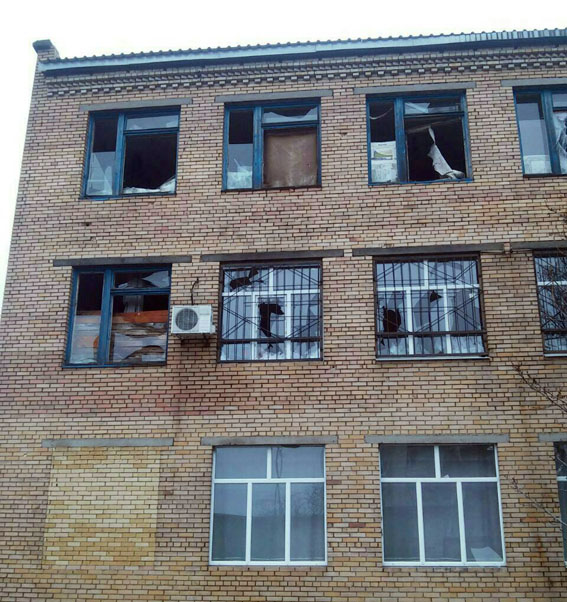 У Мар'їнці бойовики знову обстріляли школу та житлові квартали (ФОТО) - фото 2