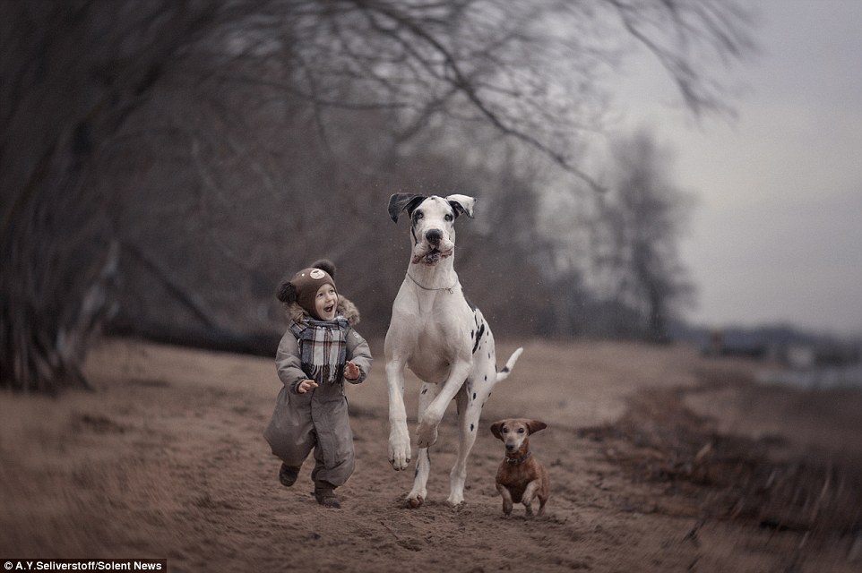 ТОП-8 гігантських собак, які подружились із крихітними дітьми - фото 4