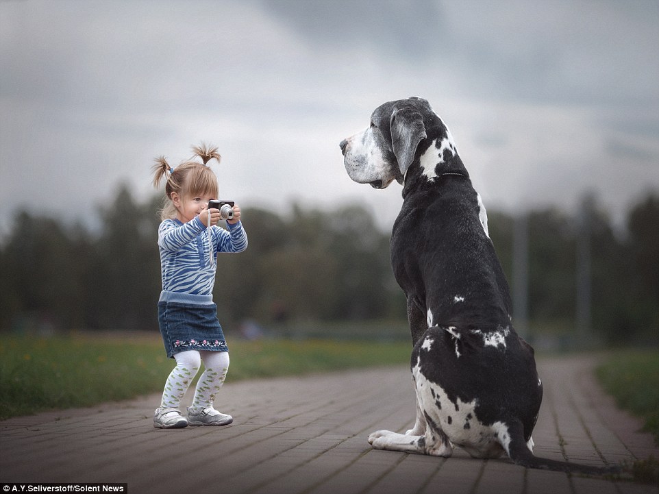 ТОП-8 гігантських собак, які подружились із крихітними дітьми - фото 2