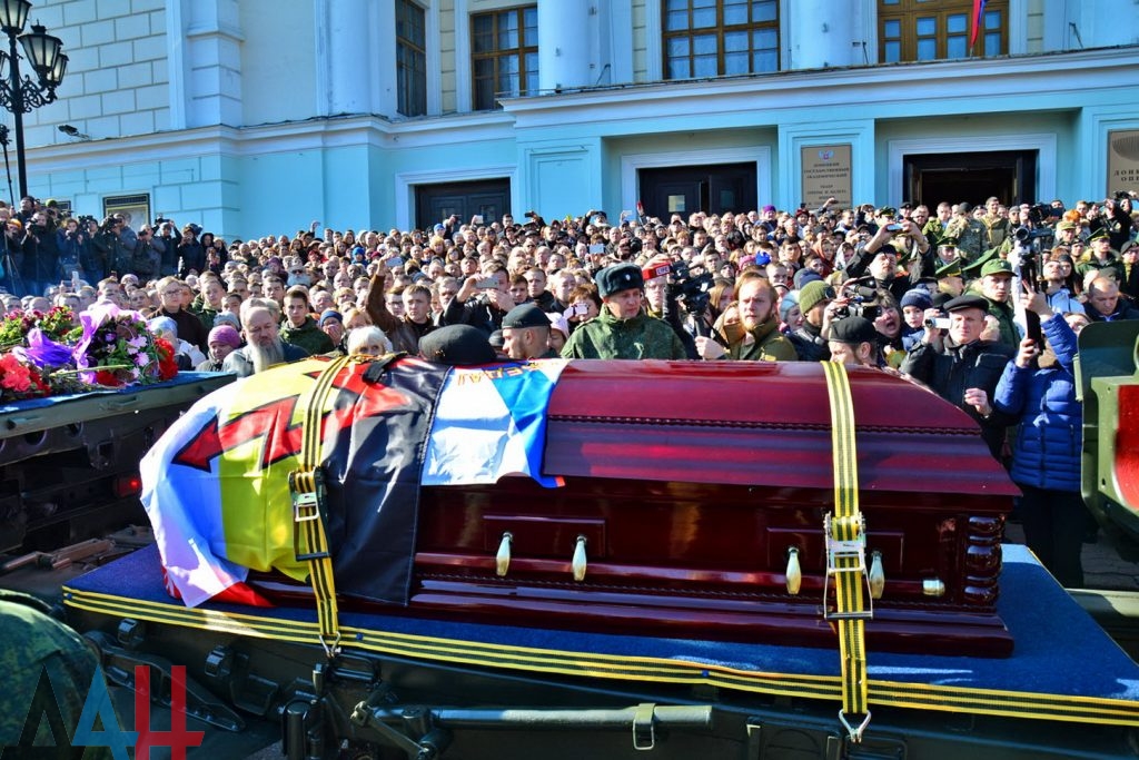 Як натовп у Донецьку ховав Моторолу під вигуки "Спасібо" (ФОТО, ВІДЕО) - фото 3