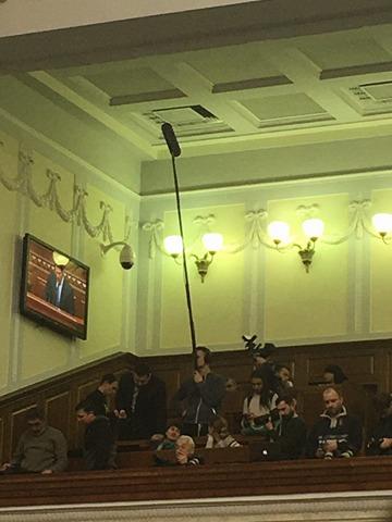 Нардепів прослуховують в сесійній залі парламенту - фото 1
