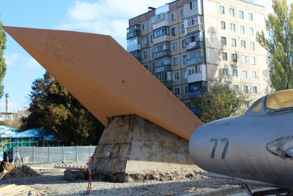 Вінницький літак-пам’ятник нарешті відвезли з проспекту на авіаційний завод - фото 2