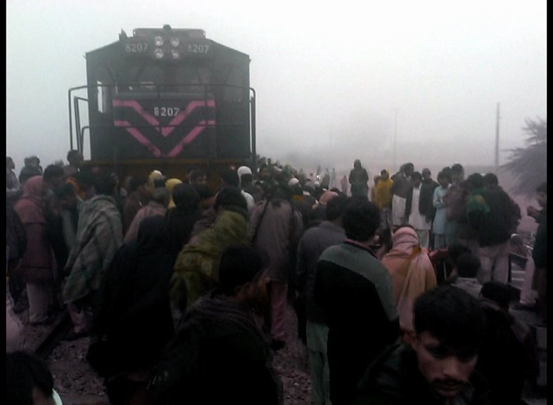 У Пакистані потяг збив сімох школярів - фото 1