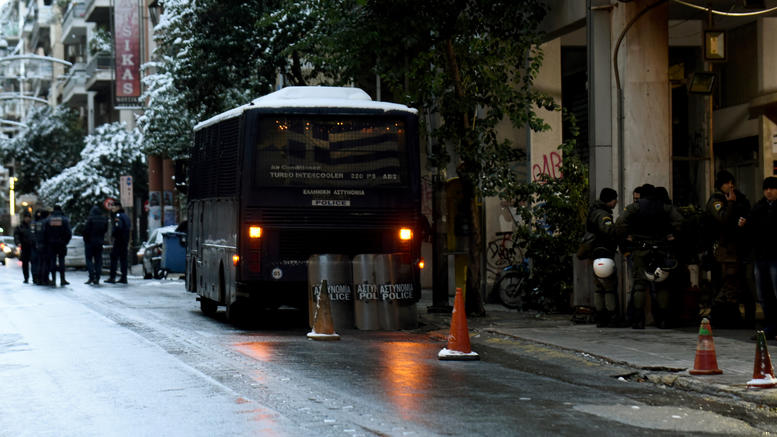 У Греції обстріляли автобус з поліцейськими  - фото 3