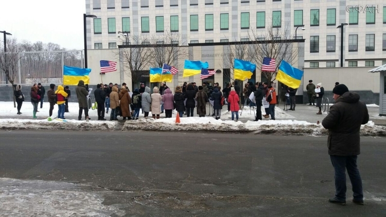 Трампа привітали під посольством США в Києві (ВІДЕО, ФОТО) - фото 2