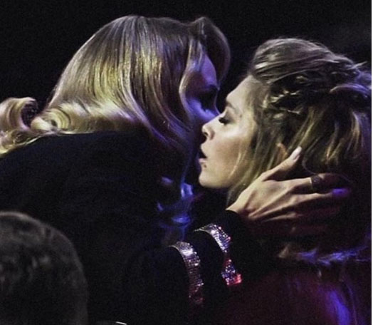 Як Брежнєва томно закрила очі, цілуючись з Лободою - фото 1