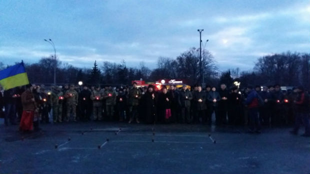 Роковини Голодомору в Харкові: на площі "запалили" два пам’ятні хрести (ФОТО) - фото 1