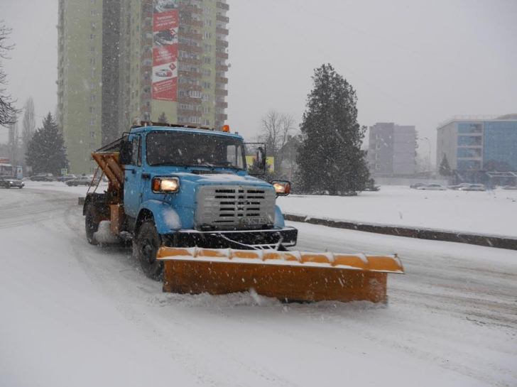 Ужгородські комунальники усердно "борються" із снігом - фото 1