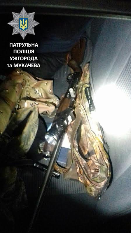 Мукачвські копи виявили в автівці порушника ДТП, зброю - фото 1