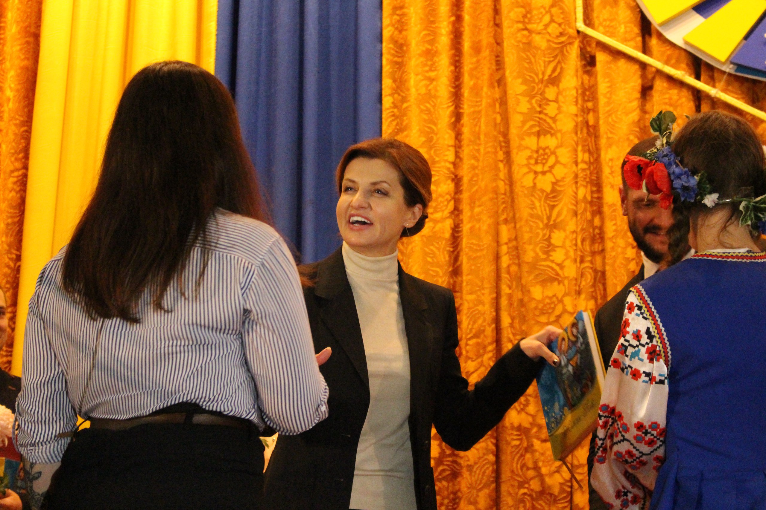 Марина Порошенко разом з миколаївськими студентами заповнила сторінки "Книги миру"