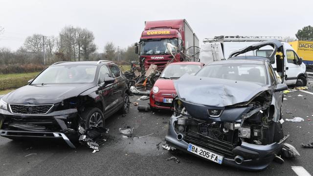 Масштабне ДТП у Франції: Зіткнулося 50 автомобілів, є загиблі та поранені - фото 4