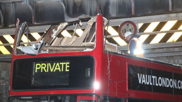 У Лондоні у ДТП потрапив двоповерховий автобус, є постраждалі (ФОТО) - фото 3