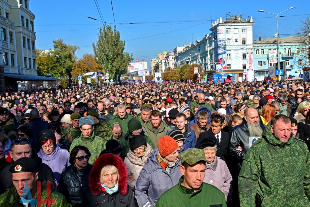 Як натовп у Донецьку ховав Моторолу під вигуки "Спасібо" (ФОТО, ВІДЕО) - фото 7