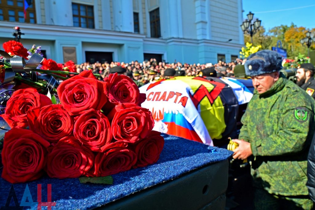 Як натовп у Донецьку ховав Моторолу під вигуки "Спасібо" (ФОТО, ВІДЕО) - фото 2