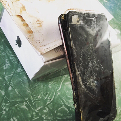 iPhone 7 розірвало на частини під час доставки - фото 1
